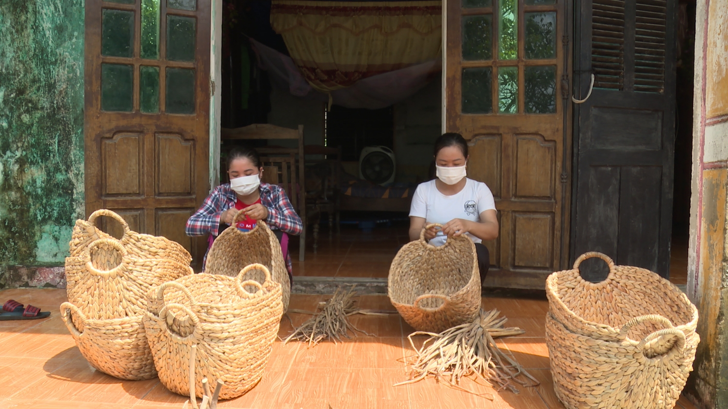 Quy trình chuẩn bị nguyên liệu và các loại vật dụng cần thiết để đan lục bình